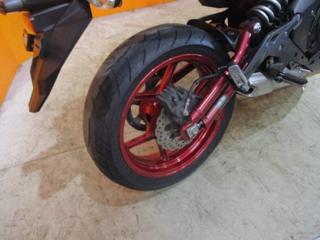 なんとスイングアームまで赤ですよ！スポーツ感あふれるカラーリングがかっこいい！！